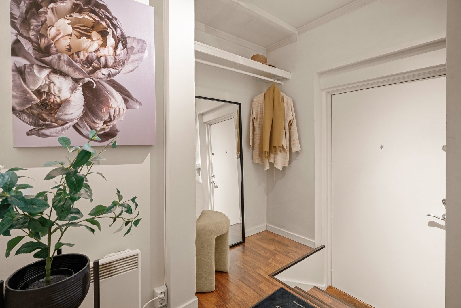 Lys og innbydende entré med gode oppbevaringsmuligheter. Galleribilde