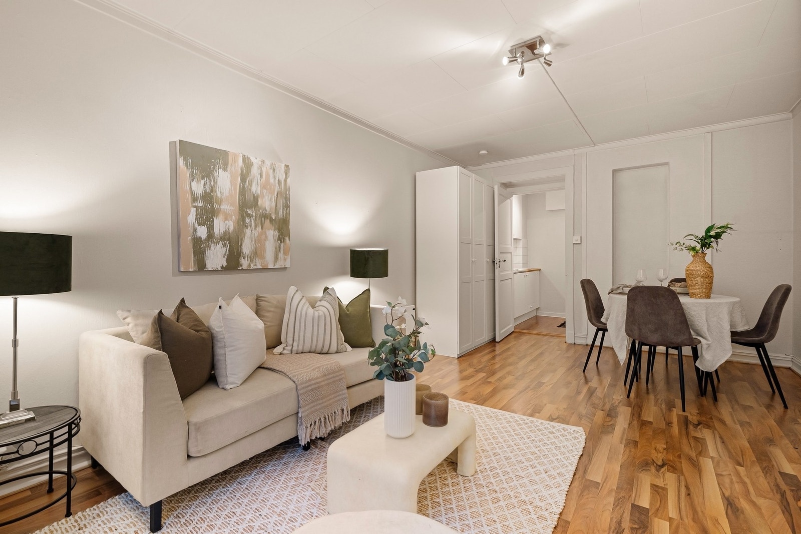 Romslig oppholdsrom som enkelt kan innredes med flere soner. Galleribilde