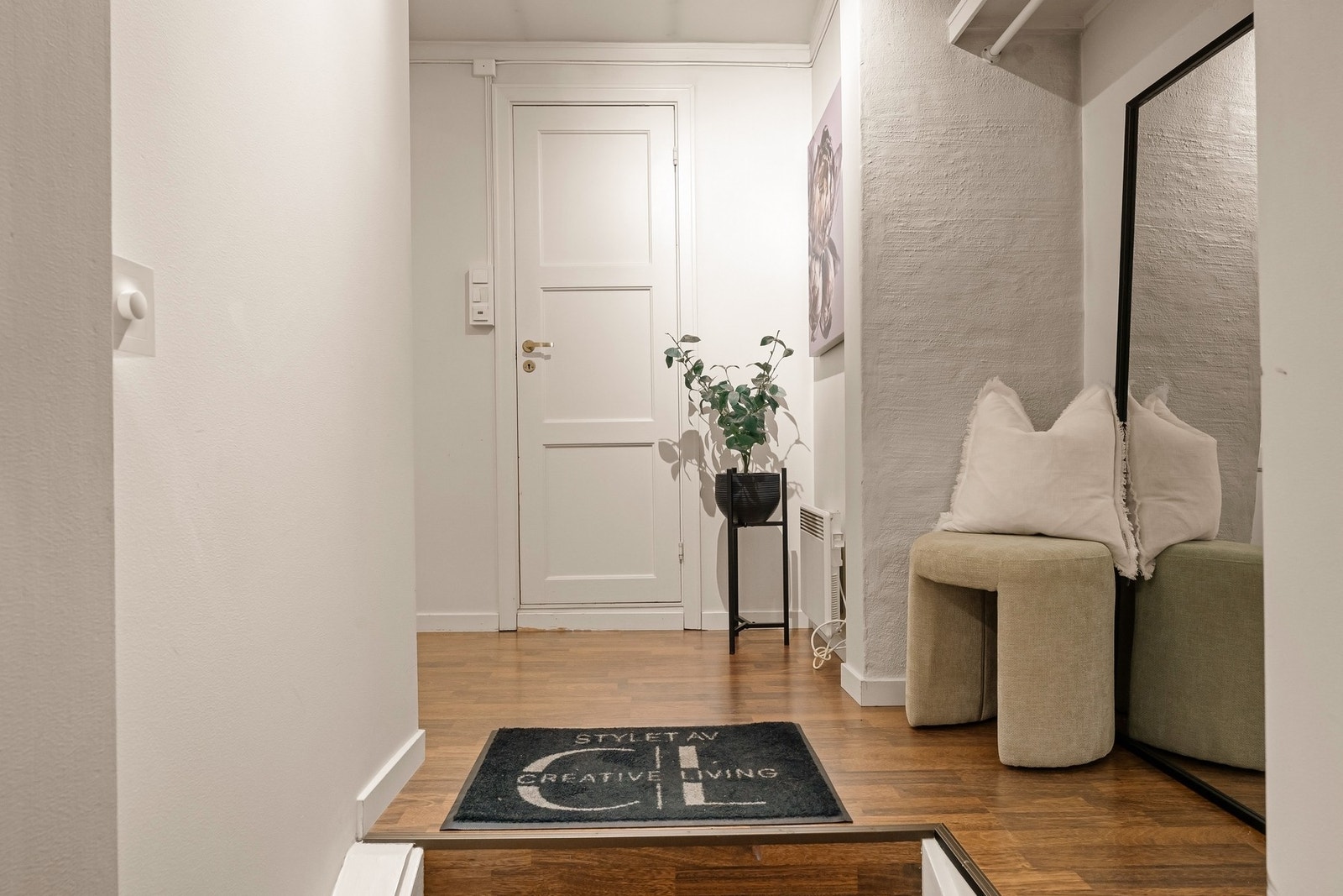 Praktisk med hylle og oppheng for yttertøy. Galleribilde