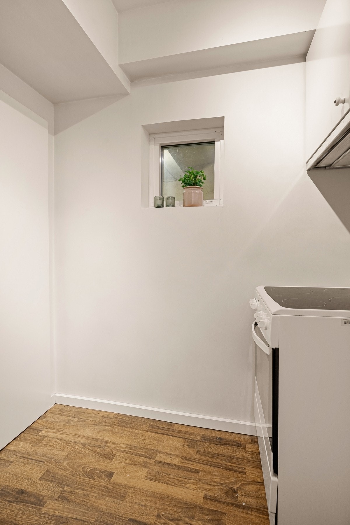 Oppbevaringsplass i både over- og underskap. Galleribilde