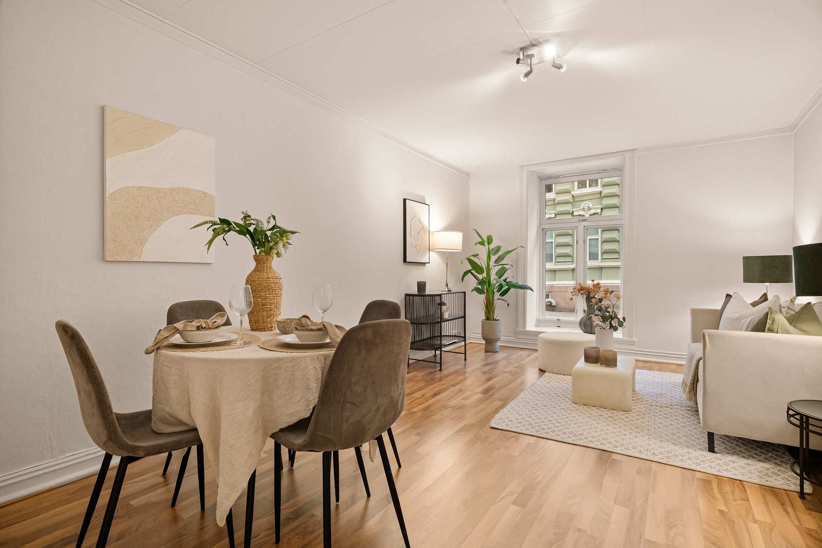 Leiligheten ligger i en nydelig, klassisk bygård fra 1896. Galleribilde