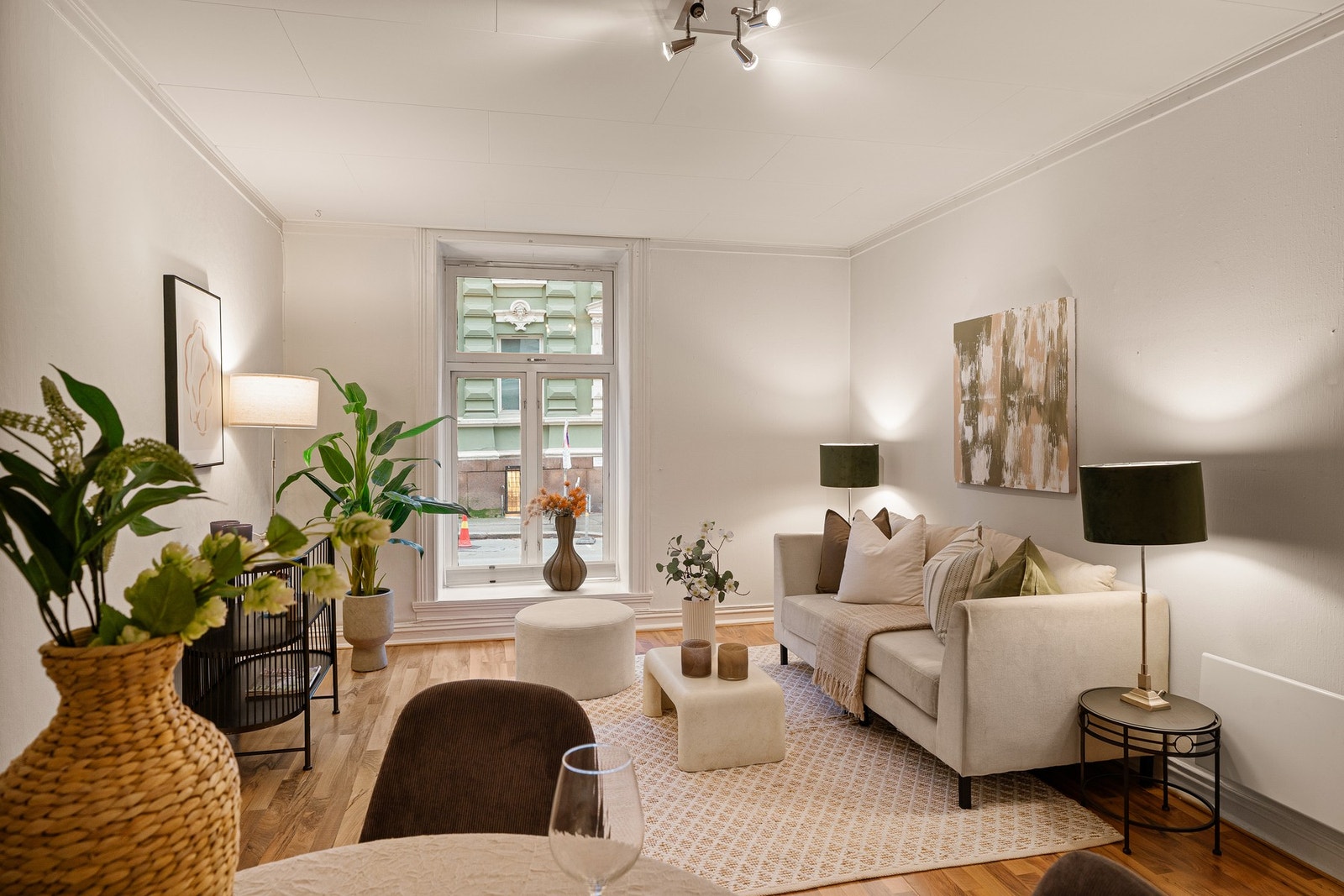 Stue med god plass til både sofagruppe og spisebord. Galleribilde