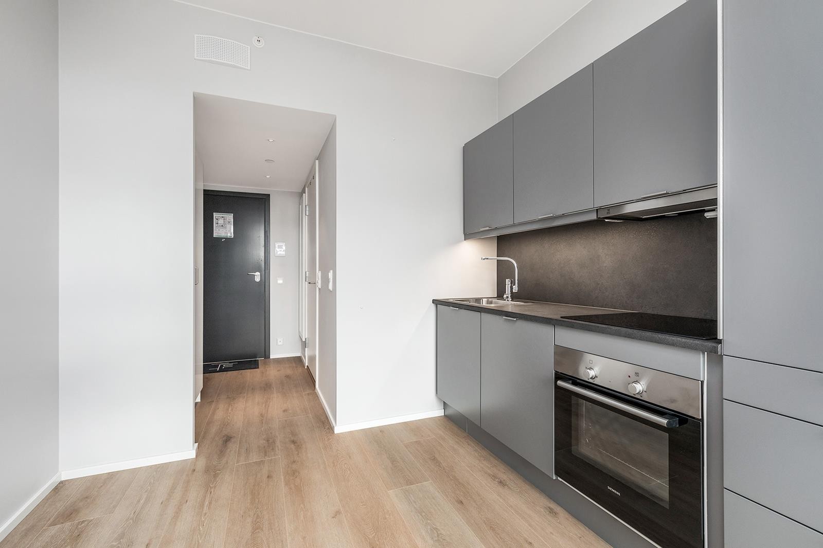 HTH-kjøkken. Kjøleskap, komfyr og oppvaskmaskin medfølger. Galleribilde