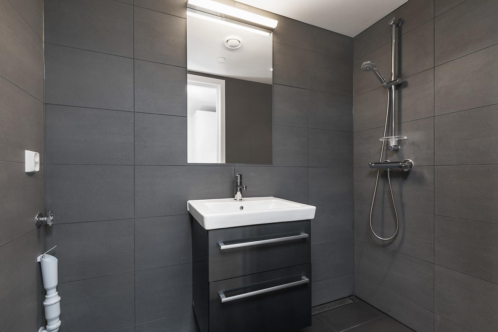 Lekker flislagt bad med opplegg for vaskemaskin. Galleribilde