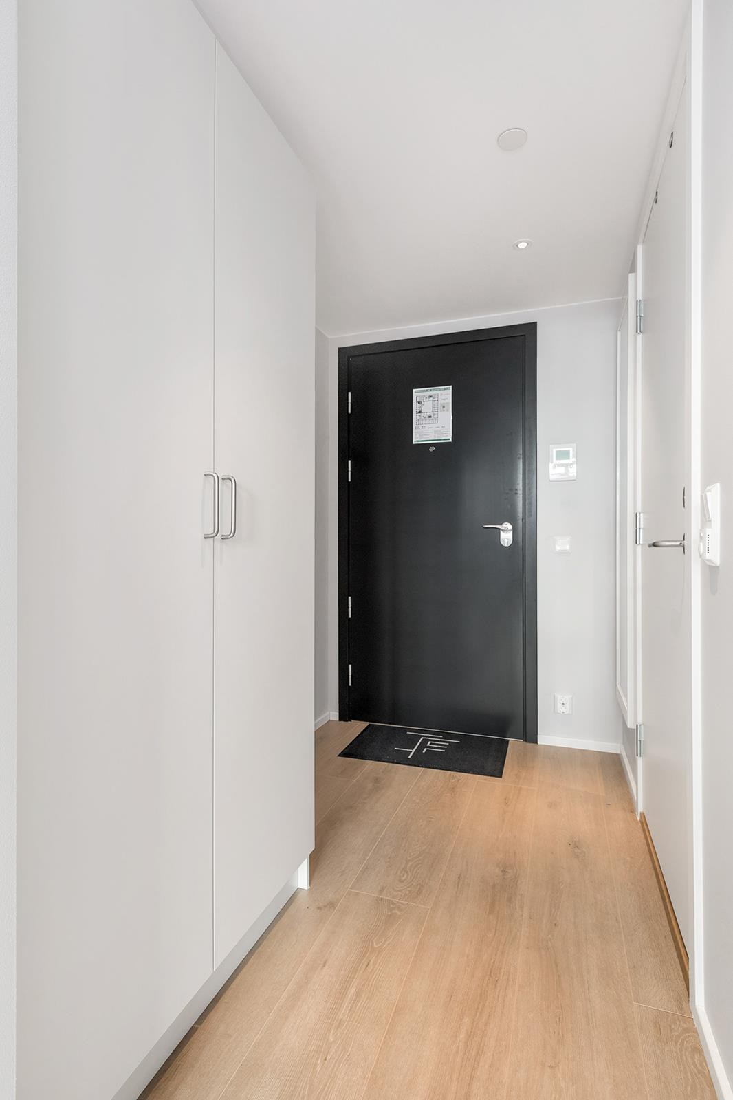 Entré med klesskap og speil. Calling-system med display. Galleribilde