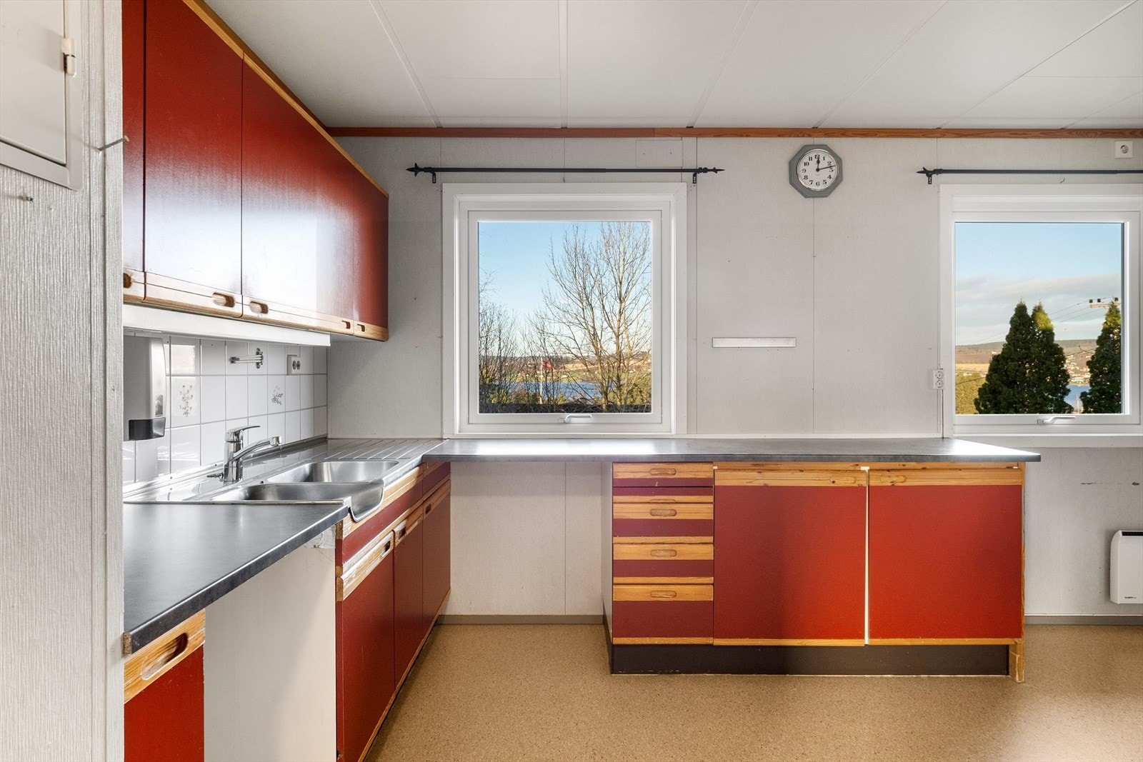 Det er avsatt plass og klargjort for frittstående kjøleskap, komfyr og oppvaskmaskin. Galleribilde