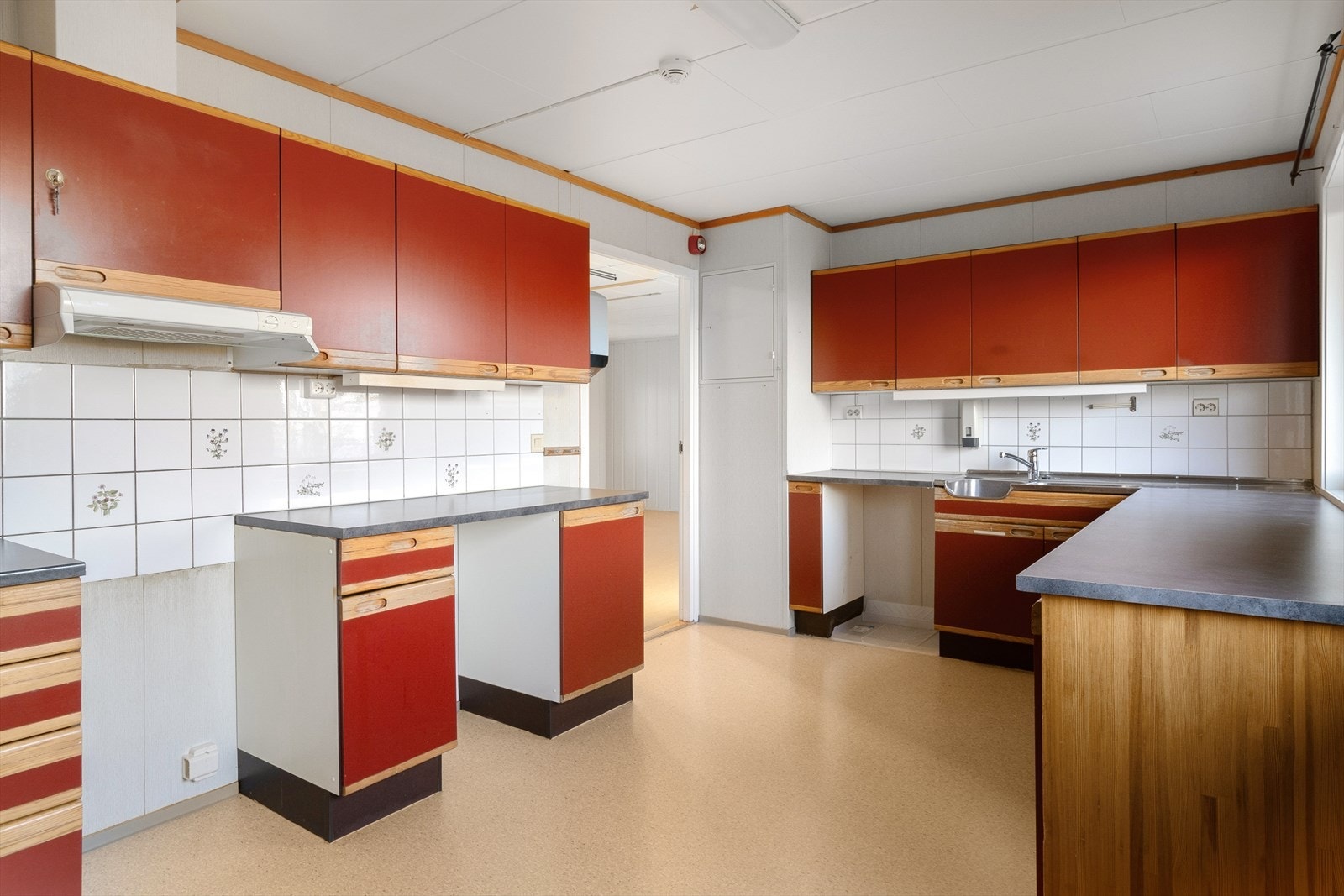 Romslig kjøkken i eget rom. Galleribilde