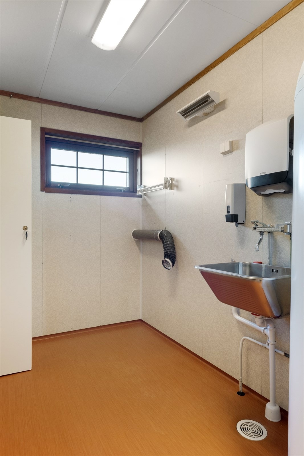 Vaskerommet i hovedetasjen er utstyrt med en vegghengt servant og har opplegg for vaskemaskin. Varmtvannsberederen på ca. 300 liter fra 2010 er også plassert her. Galleribilde