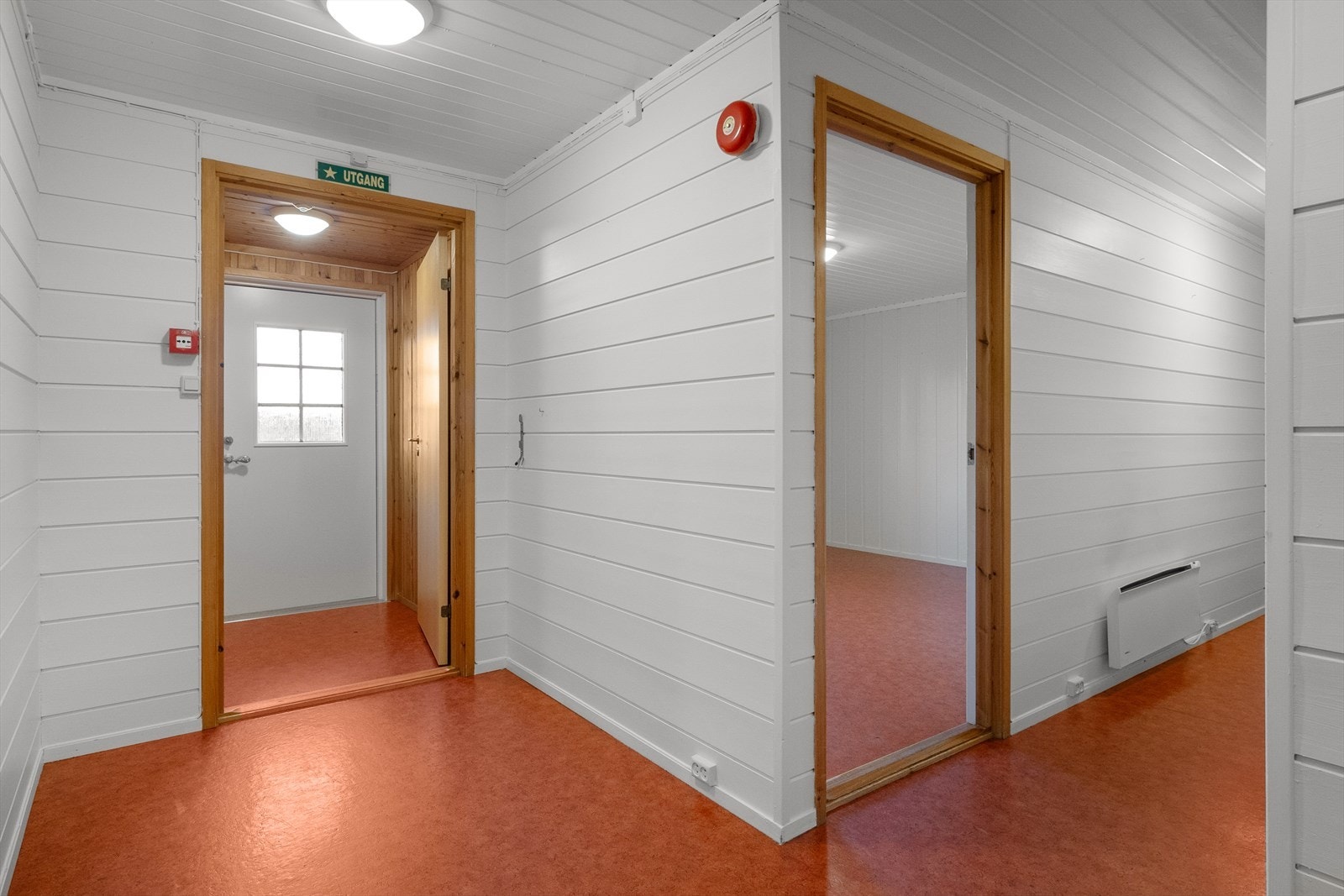 Underetasjen består av vindfang, gang m/trapp, soverom/kontor, kjølerom, bad, vaskerom, kjøkken, gang, 2 boder, 2 soverom og 2 toalettrom. Galleribilde