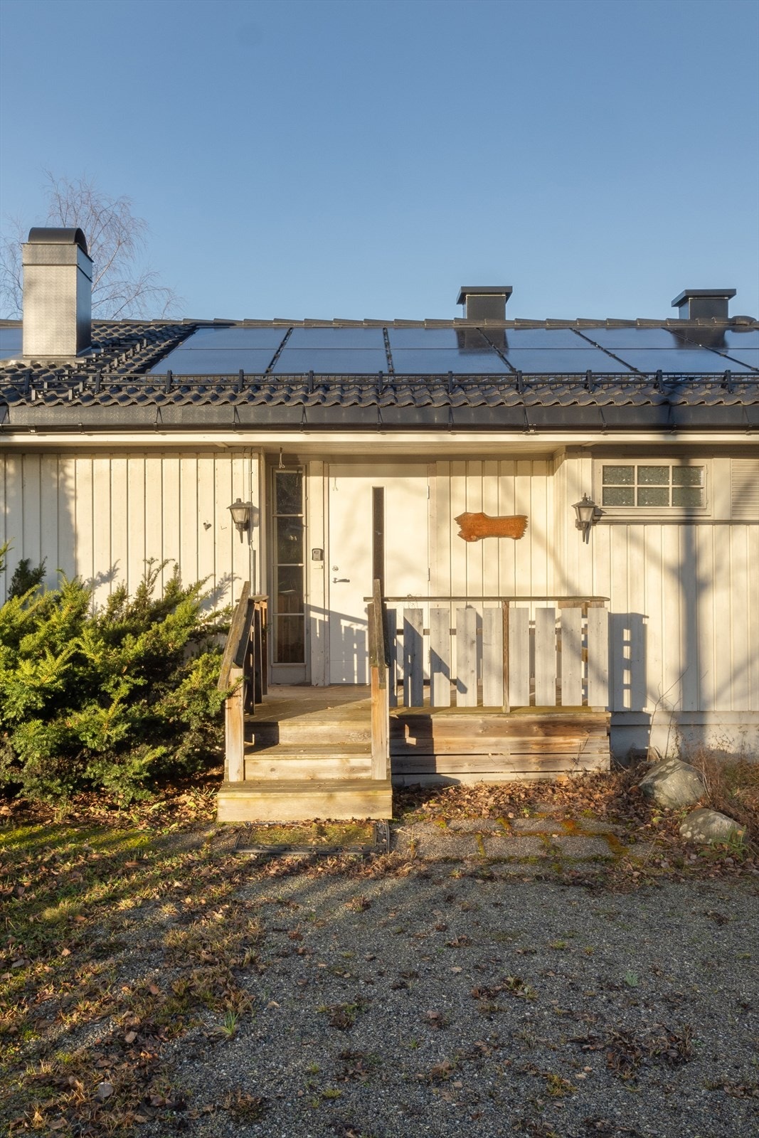 Adkomst fra gruset gårdsplass og overbygd inngangsparti. Galleribilde