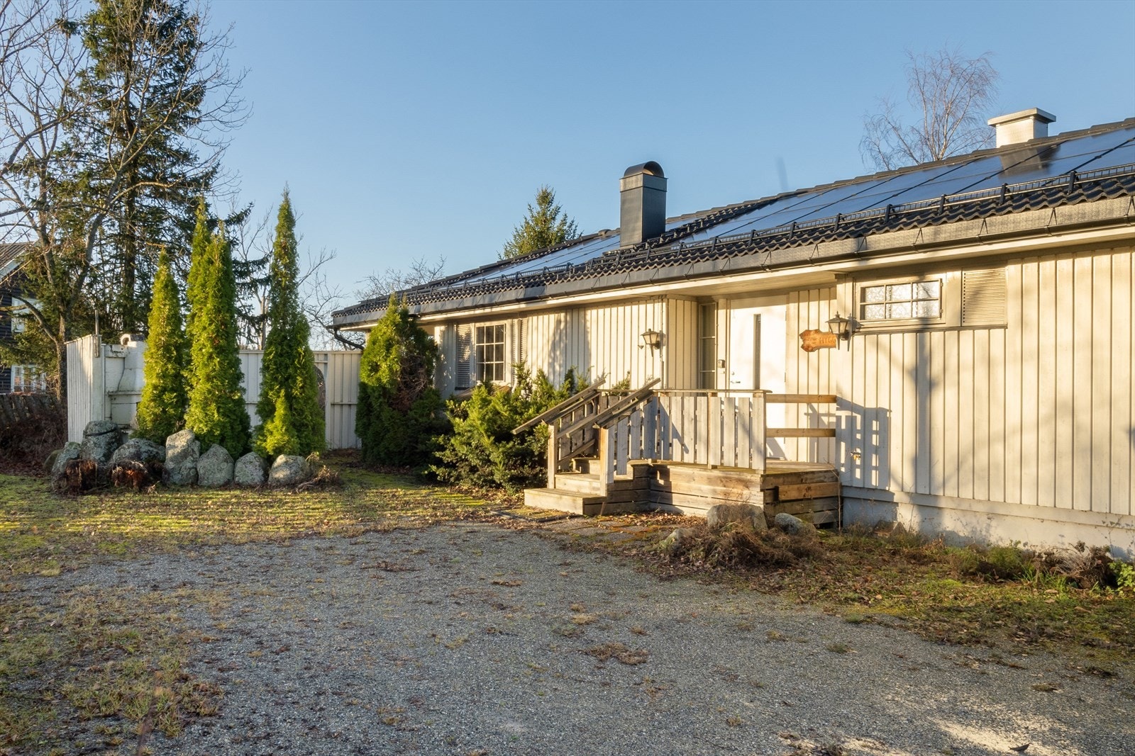 Enebolig over to etasjer med solrik terrasse og herlig hage. Galleribilde