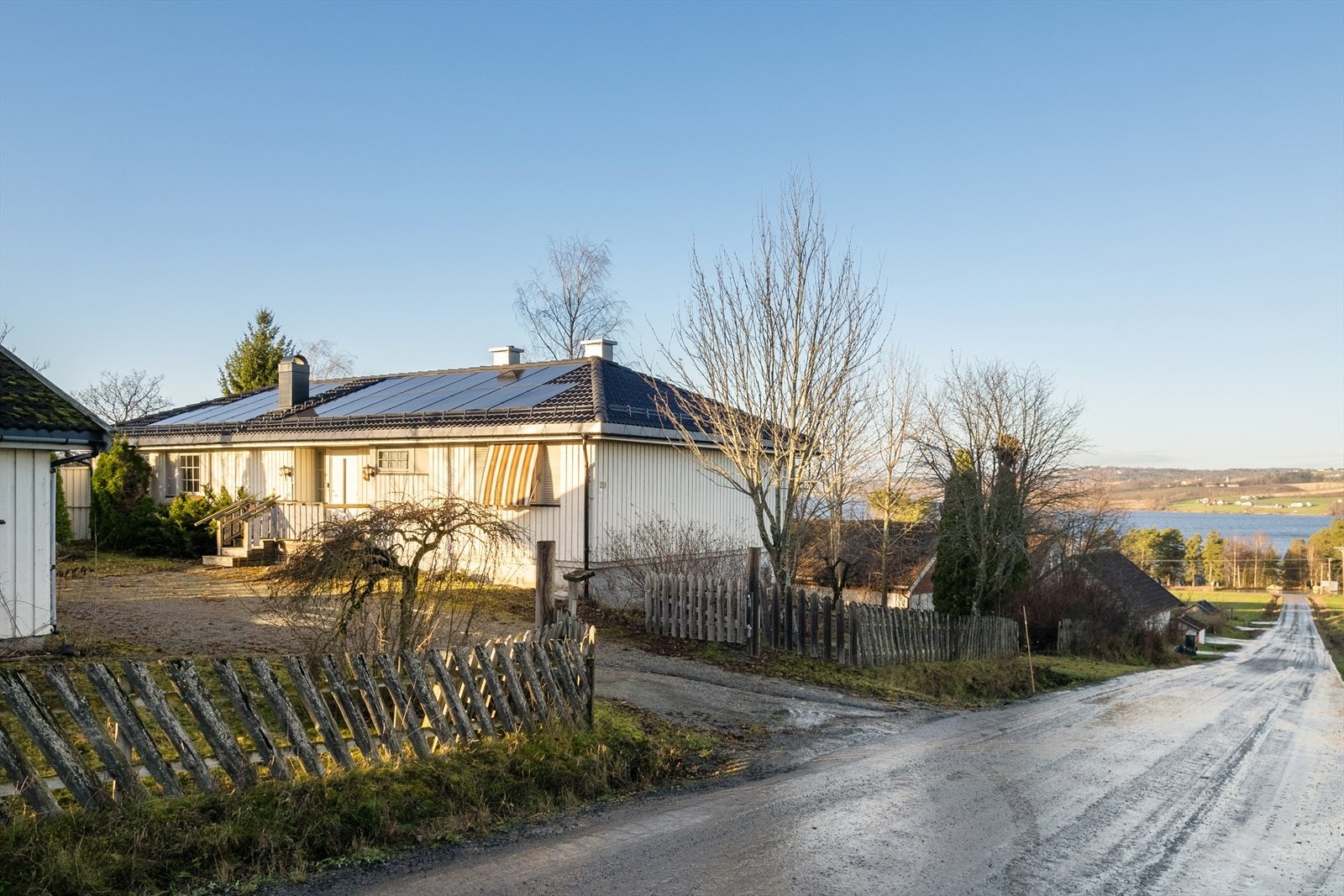 Her bor du rolig og barnevennlig med lite trafikk og store, vakre friluftsområder i umiddelbar nærhet. Galleribilde