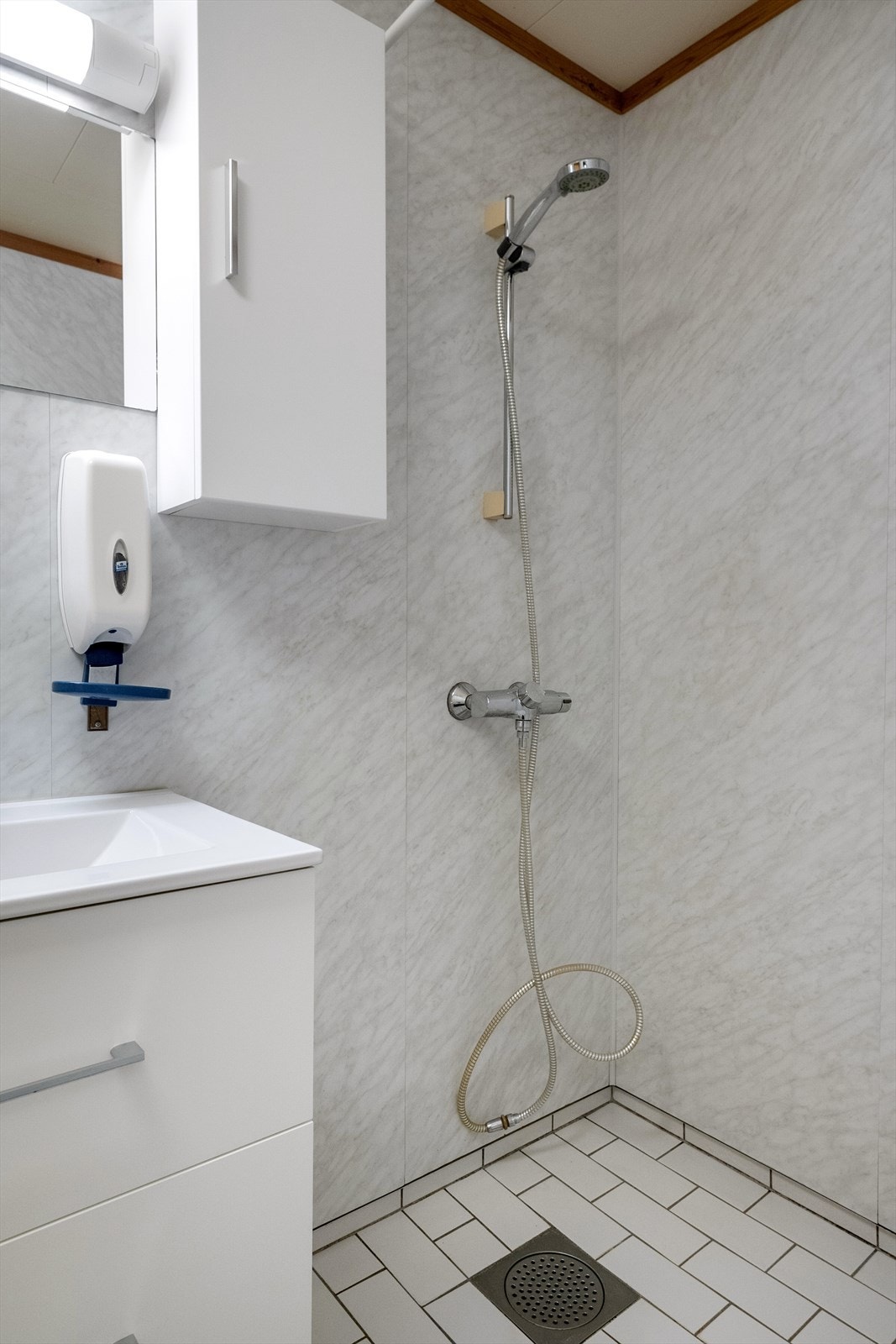 Badet i underetasjen er av eldre dato og har flislagt gulv og baderomsplater på veggene. Galleribilde