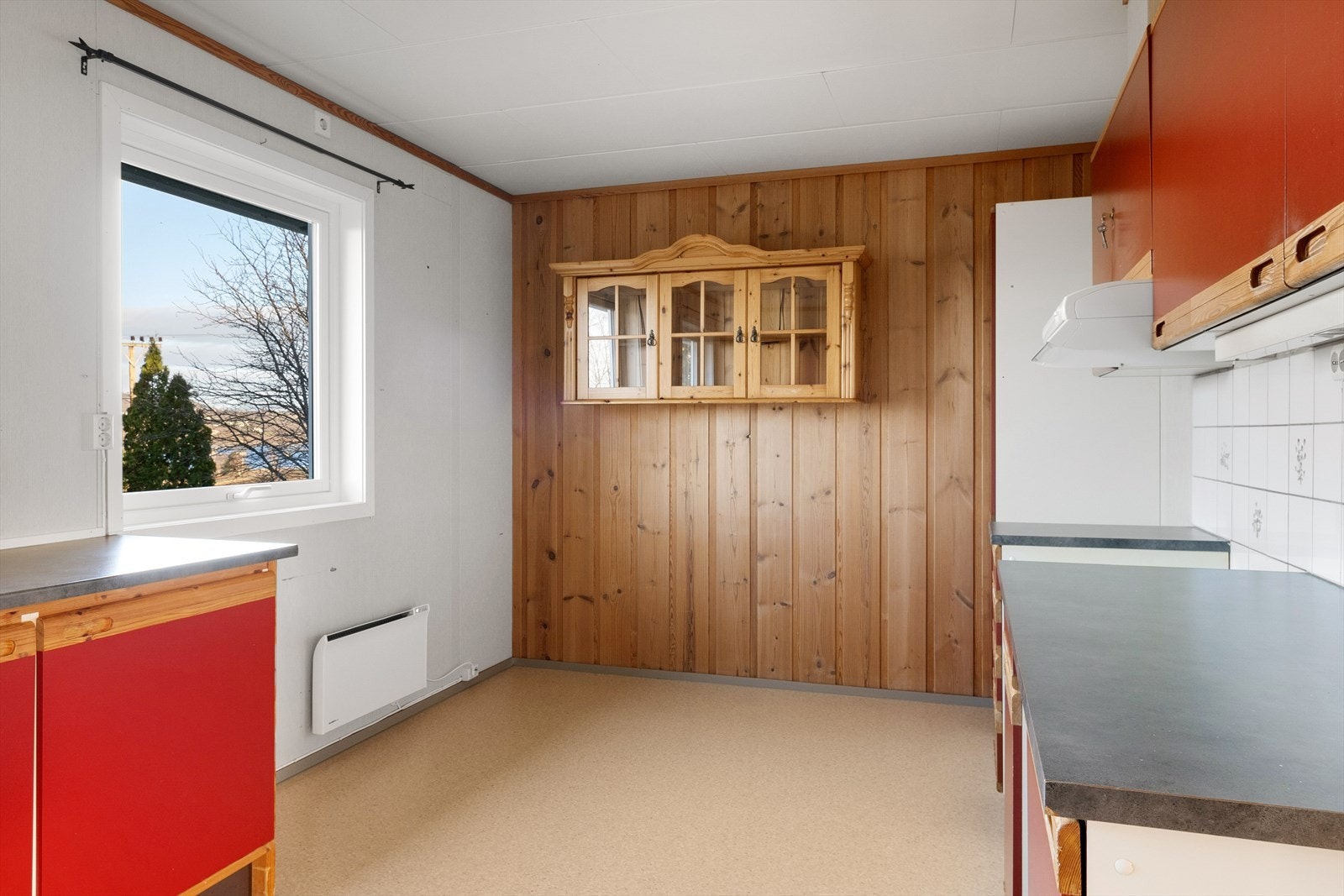 Det er plass til spisebord på kjøkkenet. Galleribilde