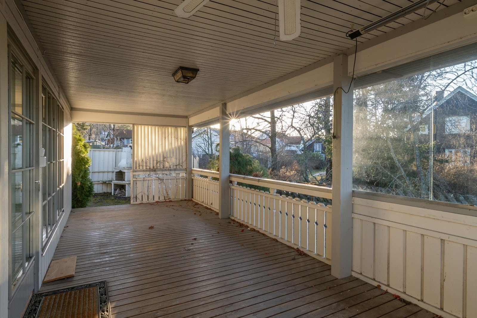 Deler av terrassen er innglasset. Galleribilde