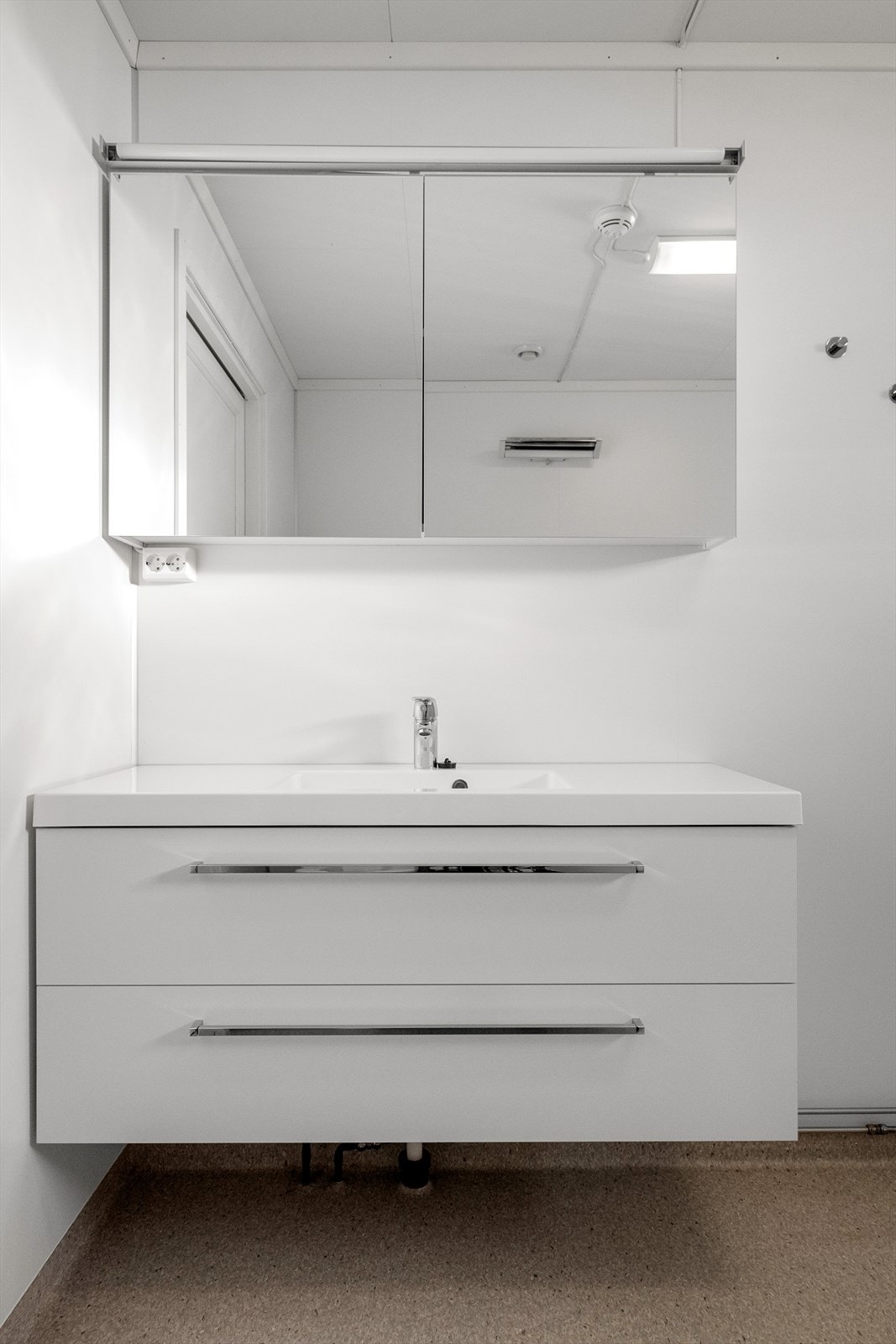 Badet i hovedetasjen er fra byggeåret 1987 og har belegg på gulvet og baderomsplater på veggene. Galleribilde