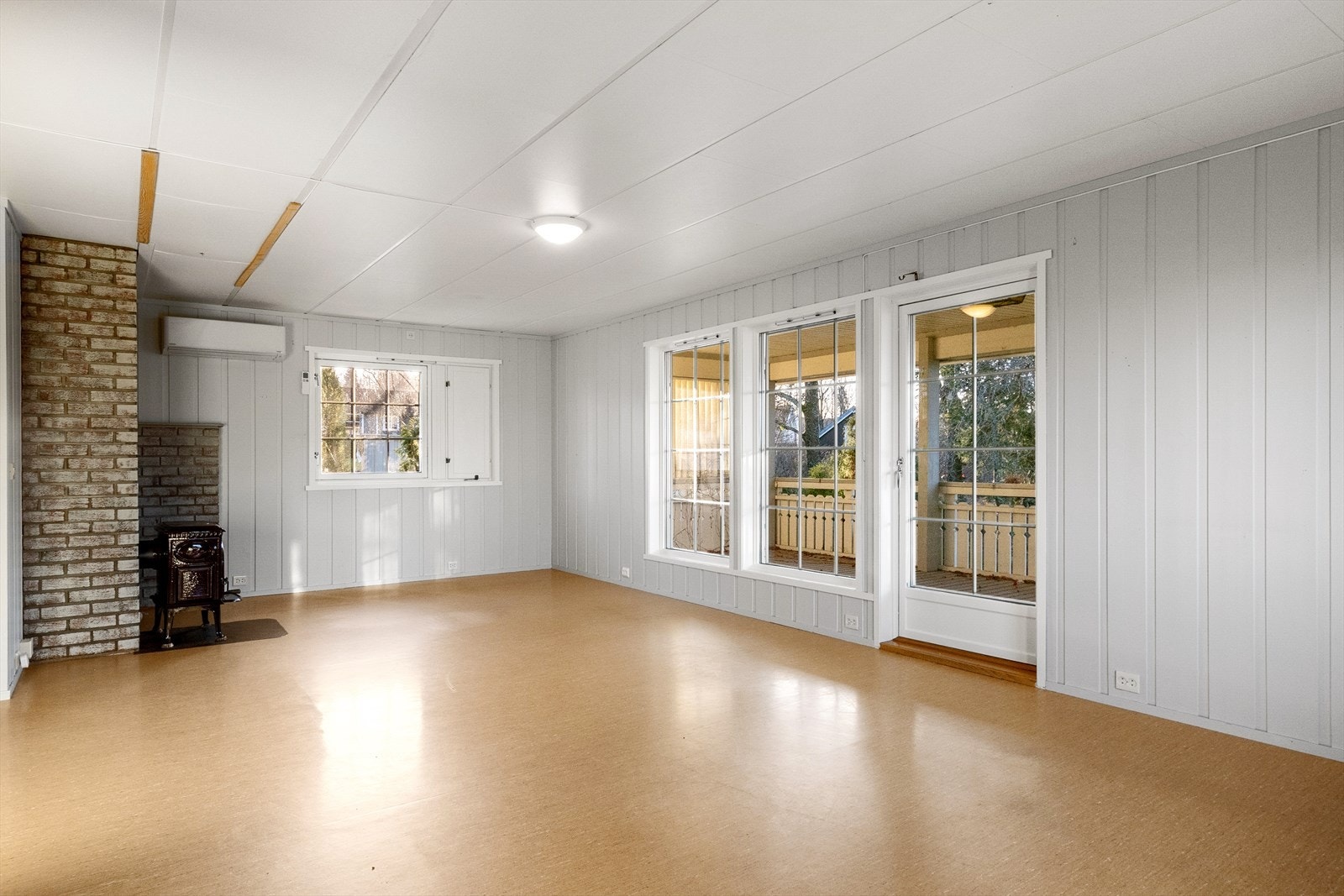 Fra stuen er det dør ut til den overbygde terrassen. Galleribilde