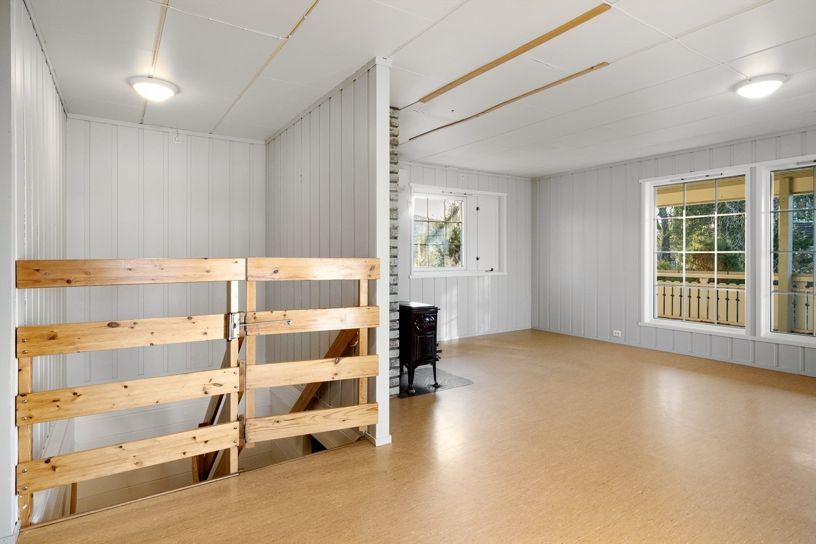 Stuen er romslig med god plass til både sofagruppe og spisestue. Galleribilde