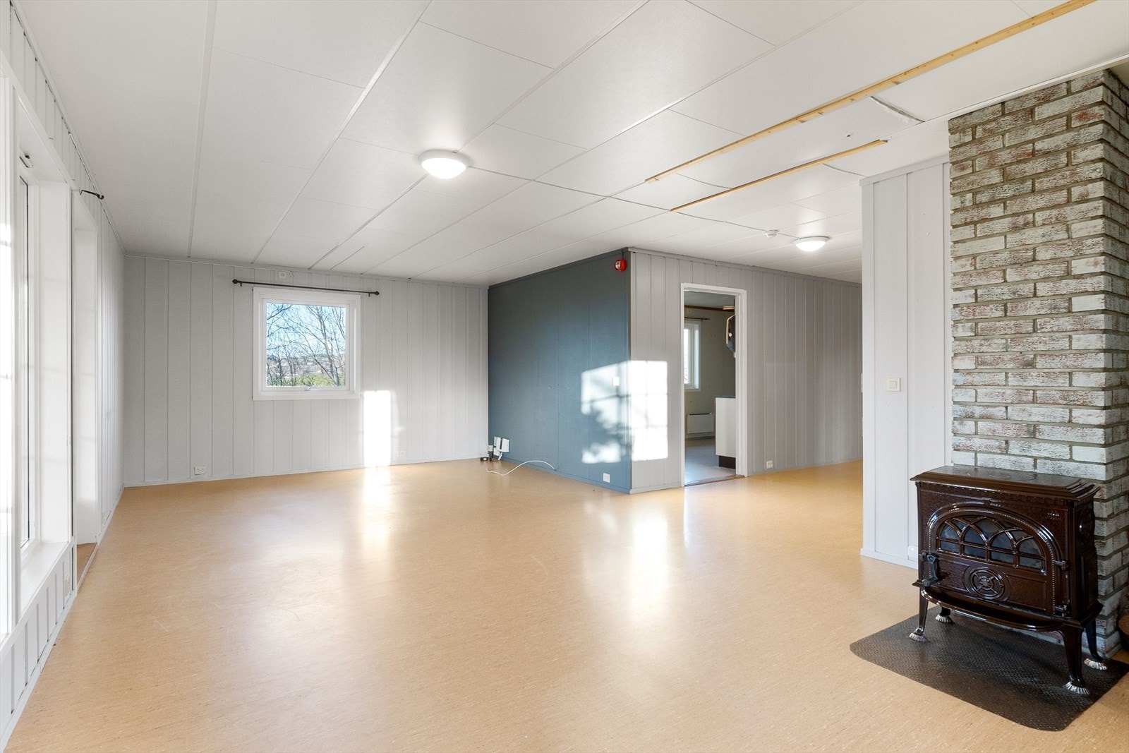 Lys og innbydende stue med vedovn for oppvarming. Galleribilde