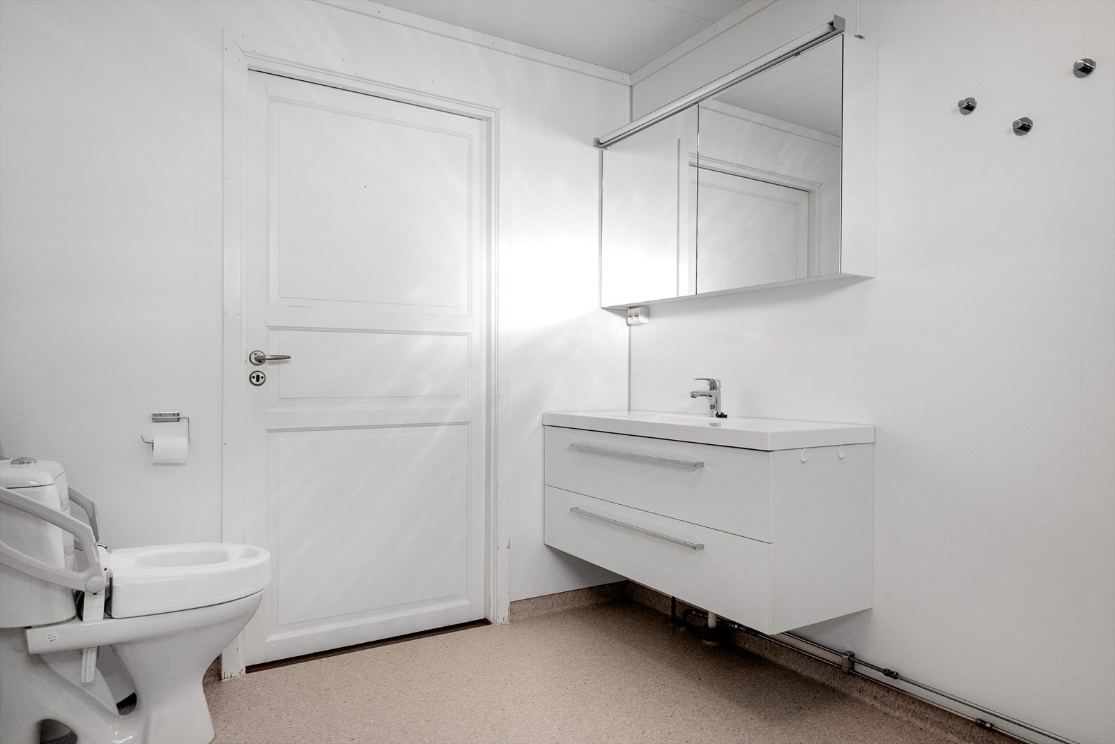 Ventilasjonen er basert på mekanisk avtrekk i himlingen, som styres fra kjøkkenet, samt en tilluftsspalte under døren. Galleribilde