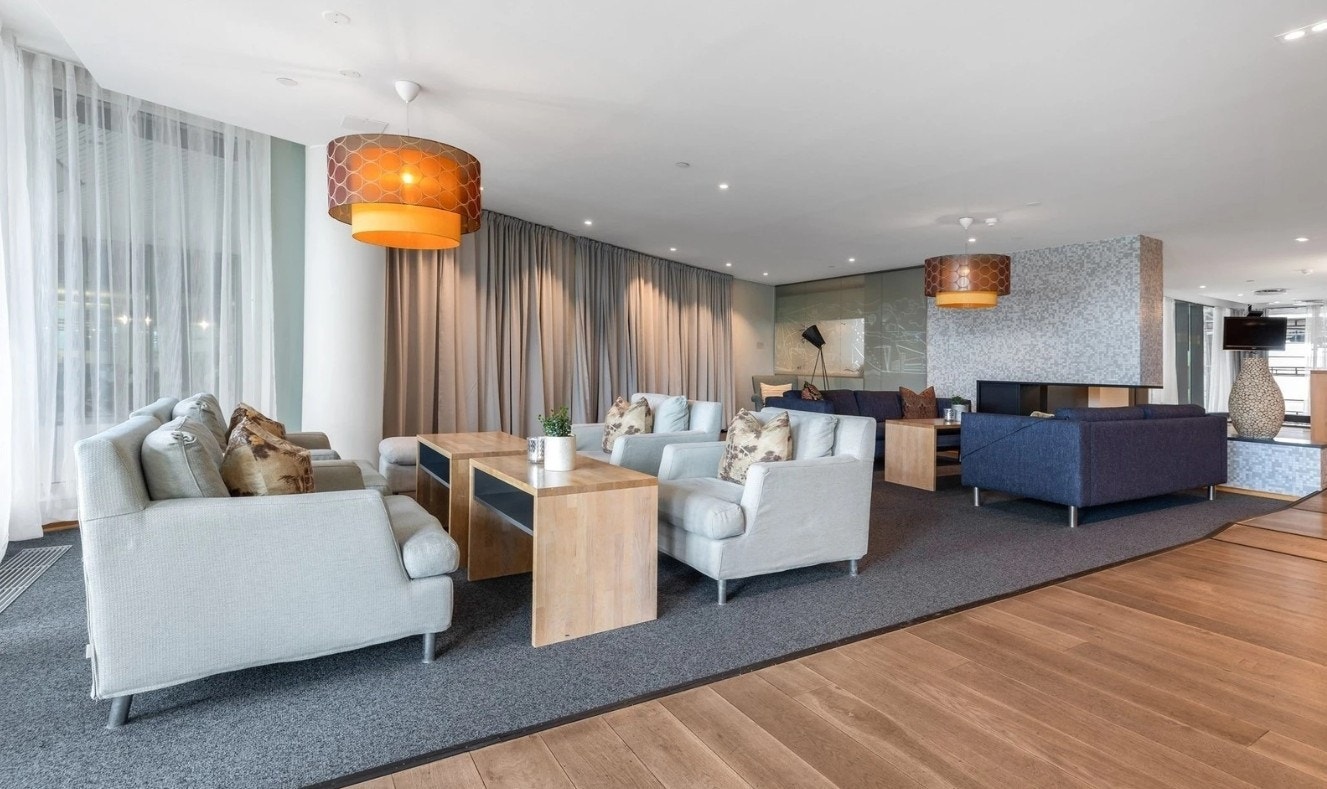 Leiligheten har tilgang til et pluss konsept, her kan man drikke en kaffe og lese aviser Galleribilde