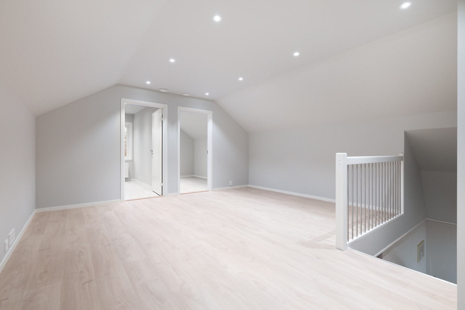 Denne delen av 2.etasje er definert som gang, men hva med å sette inn en TV og la barna være litt i fred? Galleribilde