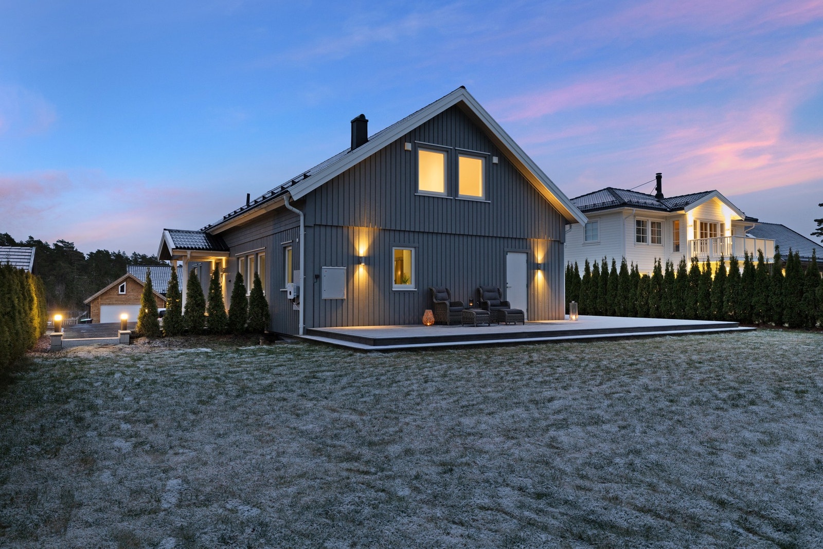 Romslig hage med diverse beplantning og stor terrasse. Galleribilde