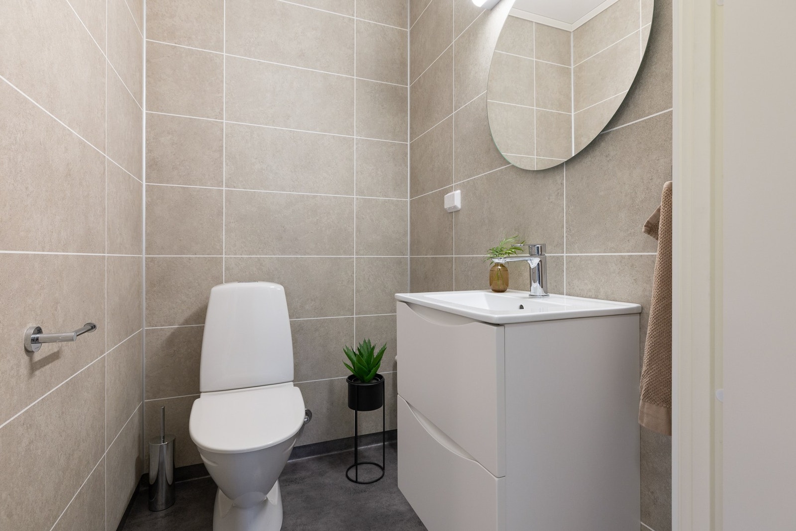 Eget toalettrom gjør at det er to toaletter i 1.etasje, samt på badet i 2.etasje. Galleribilde