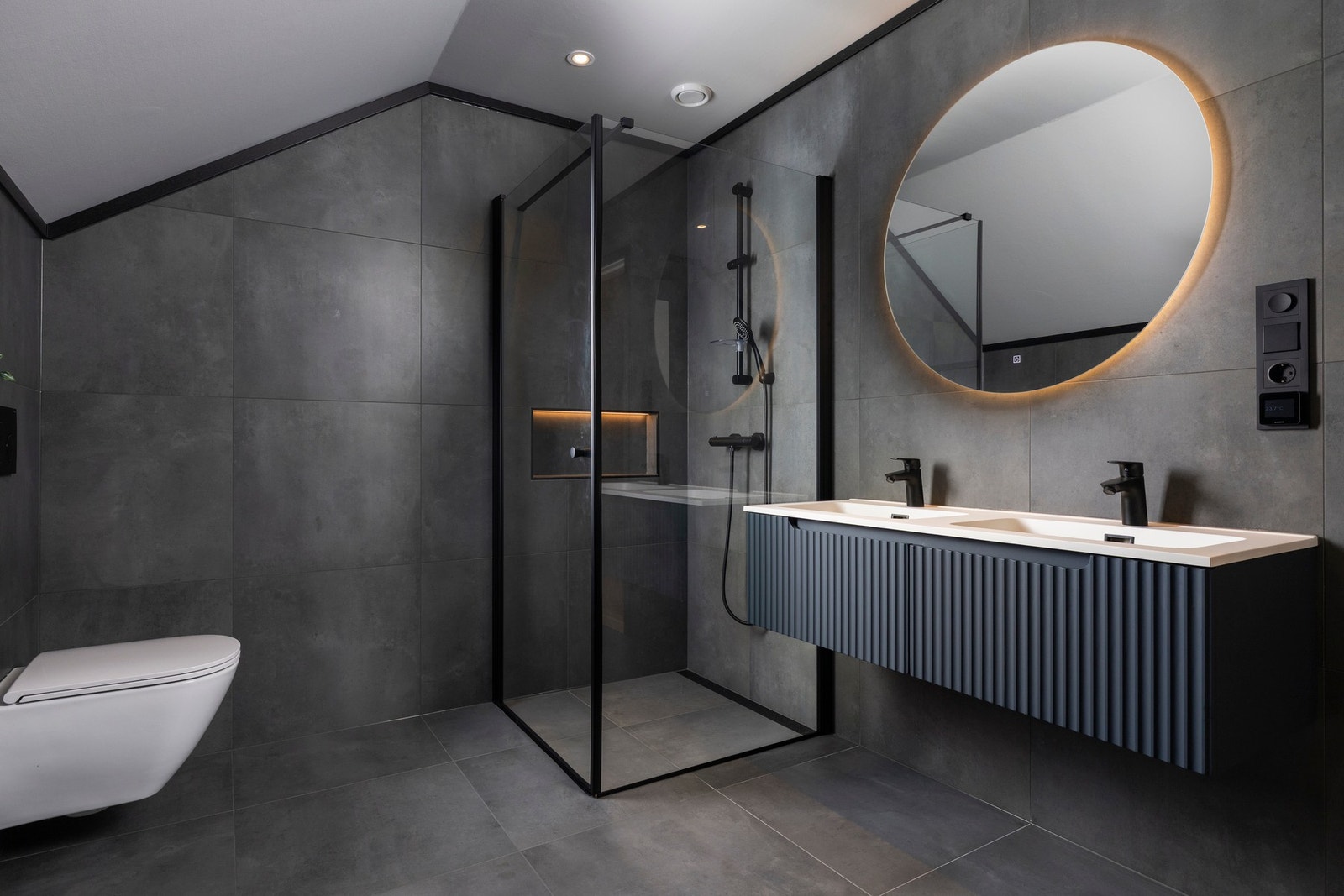 Meget delikat bad med flis på vegger og gulv. Legg merke til detaljene med lys og fargesammensetning. Galleribilde