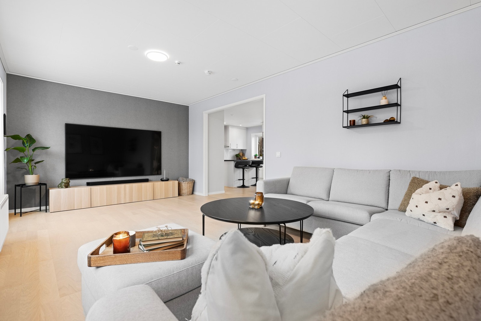 Dette rommet blir det naturlige samlingspunktet når man skal roe seg ned med tv-kos. Galleribilde