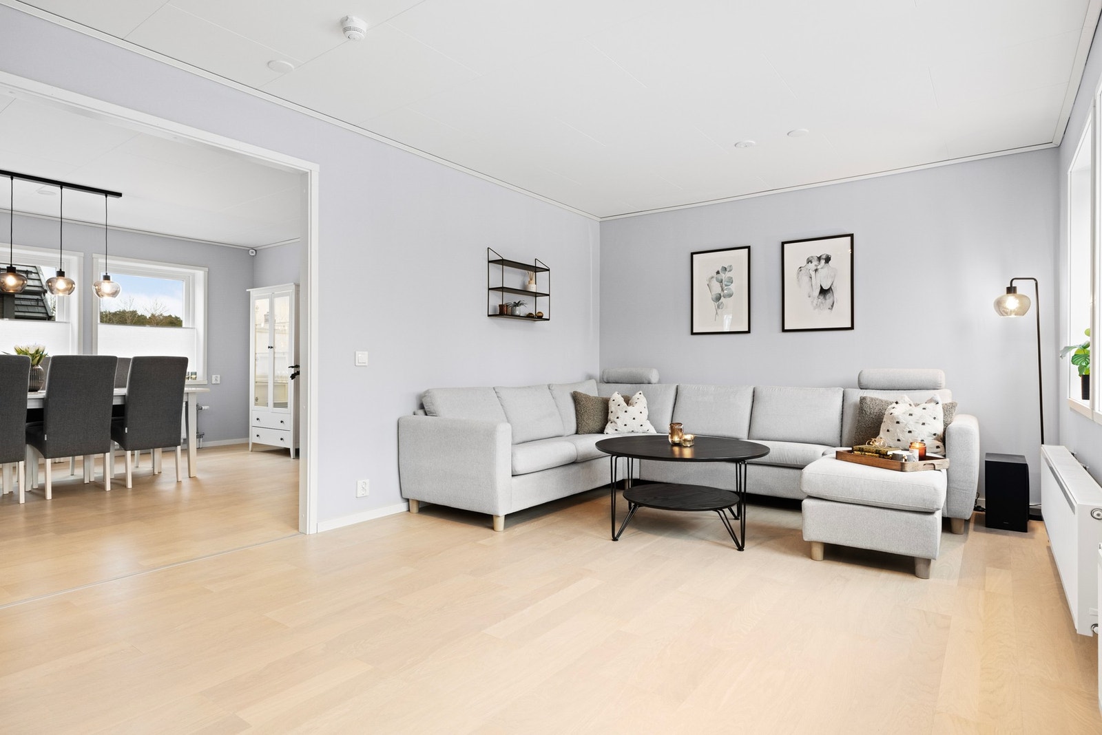 Rommet kan utvides hvis man ønsker enda større stue. Soverommet som er bak sofaen kan med enkle grep bli en del av stuen. Galleribilde