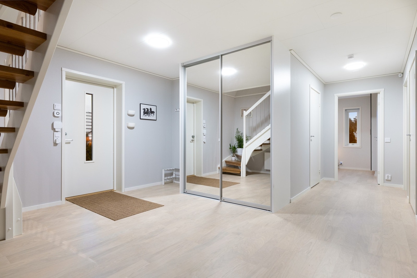 Stor og deilig gang/hall med garderobe. Galleribilde