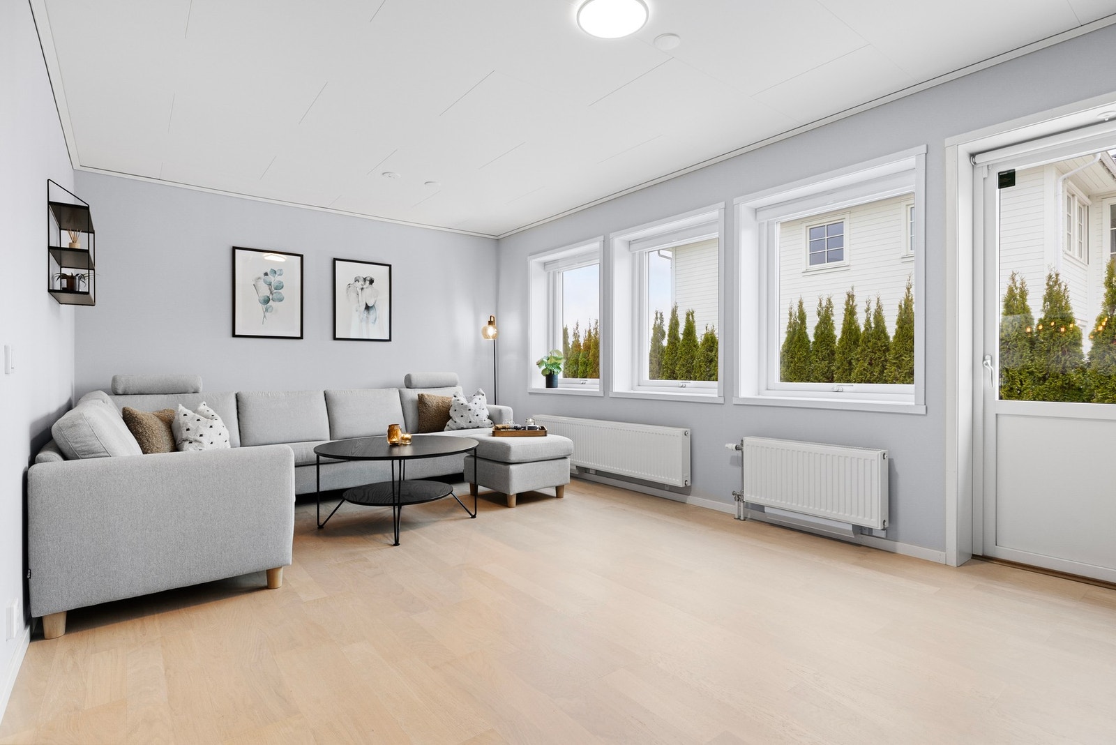 Stuen gir mye lys og direkte adkomst til terrasse/hage. Galleribilde