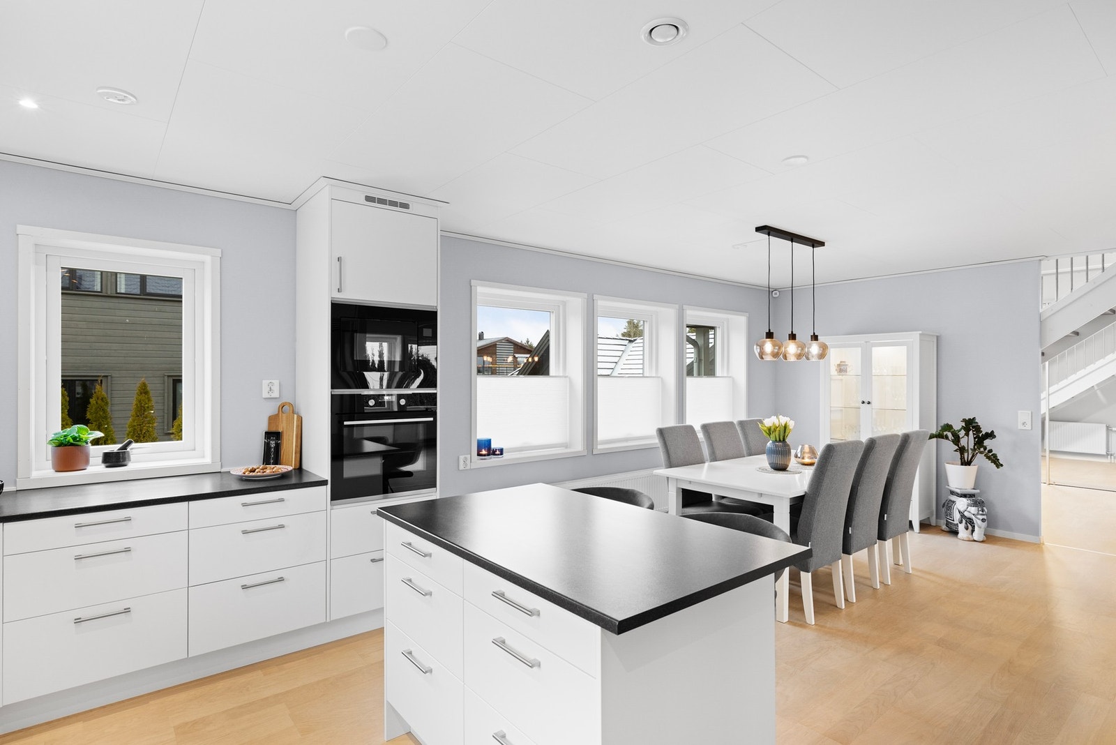 Åpen kjøkkenløsning med kjøkkenøy. Galleribilde