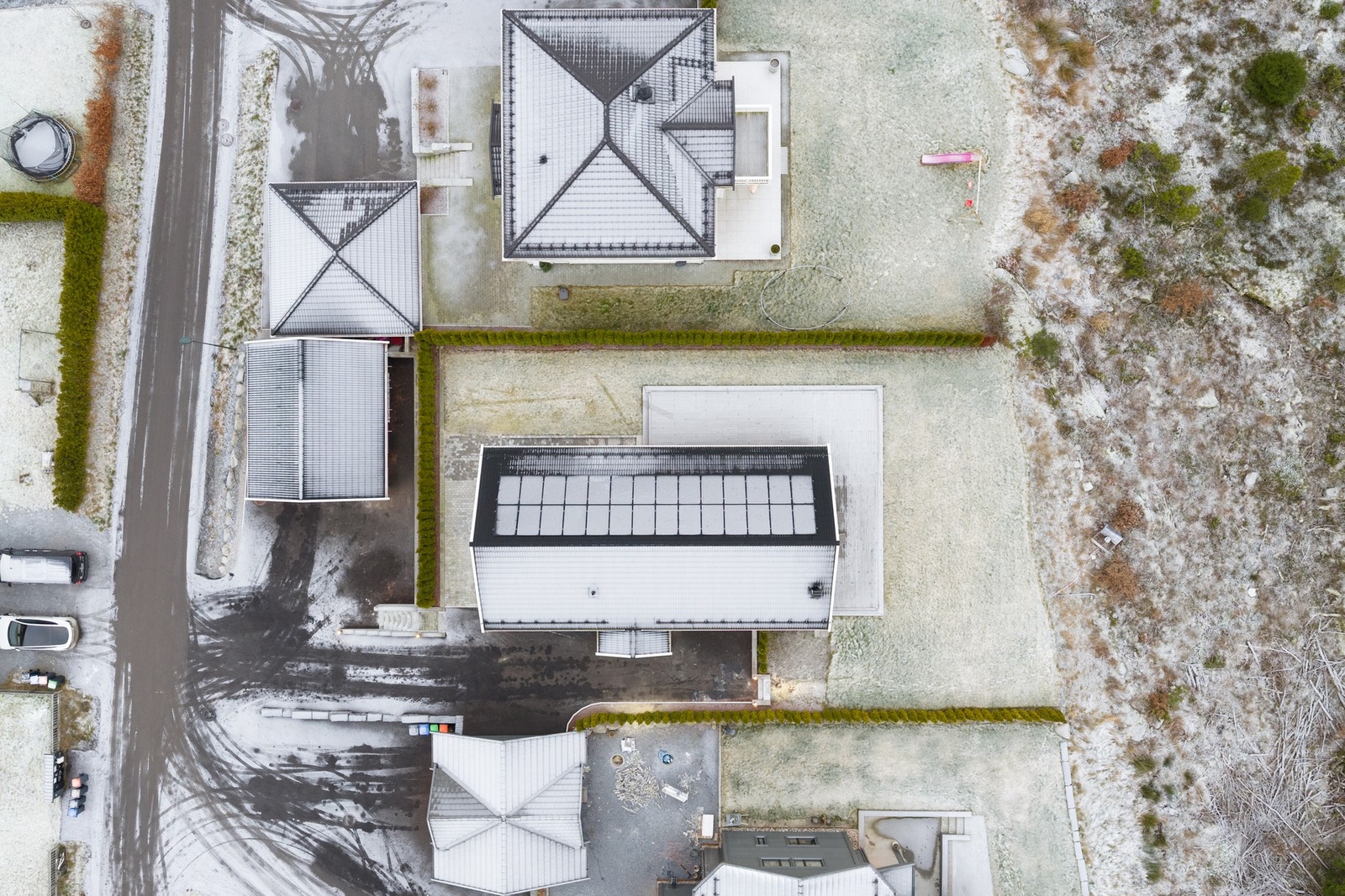 Eiendommen sett rett ovenfra. Solceller på taket gir gunstigere strømregninger. Galleribilde