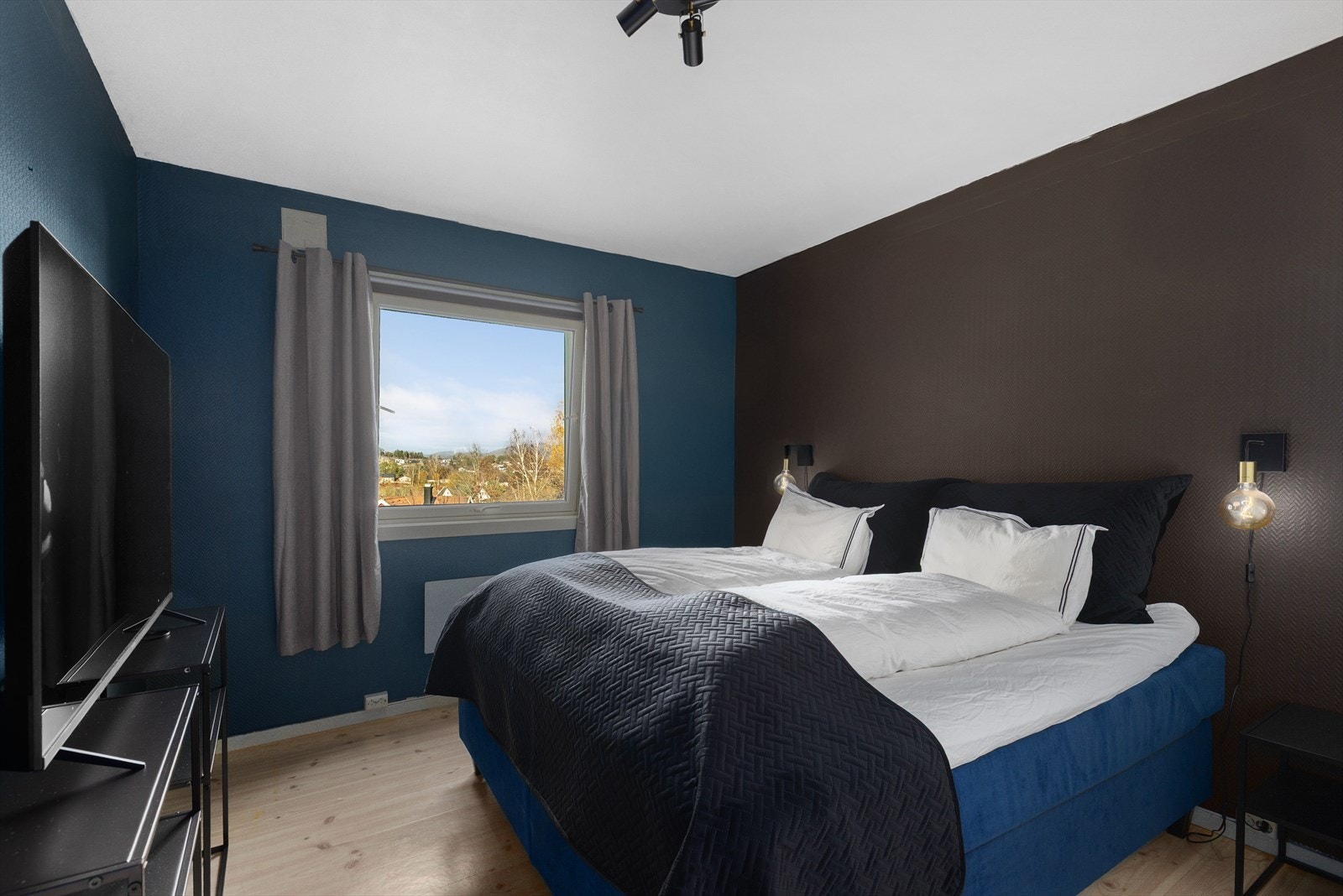 Soverommet har fin plass til dobbeltseng. Her er det plass til ytterligere oppbevaringsmøblement ved behov. Galleribilde