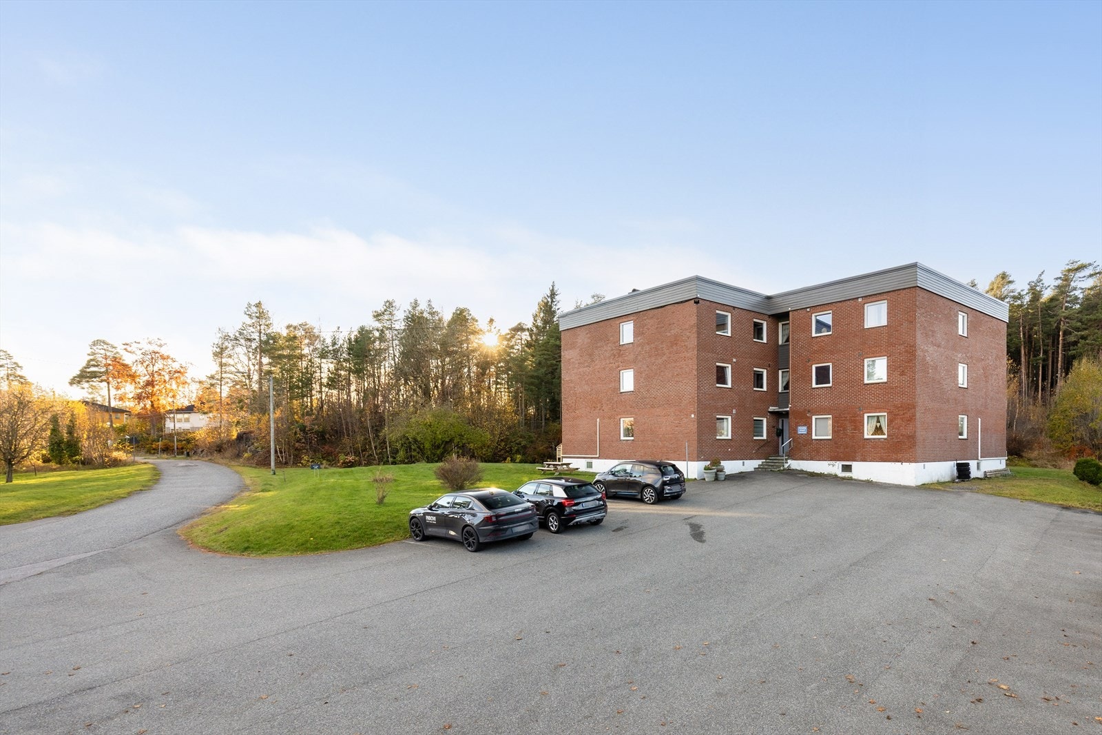 Området er svært barnevennlig, med nærhet til både barneskole og ungdomsskole på Heistad. I nærområdet finnes det for øvrig flere barnehager, både på Heistad og på Brattås. På borettslagets tomt er det for øvrig opparbeidet en hyggelig lekeplass. Galleribilde