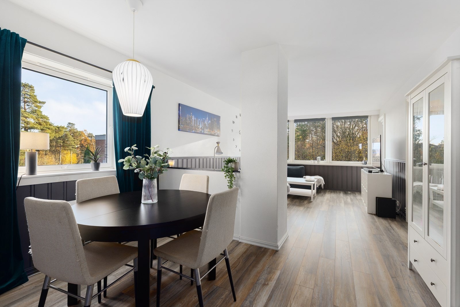 Pen og romslig stue med pene overflater, store vindusflater og utgang til en romslig, solrik balkong. Galleribilde