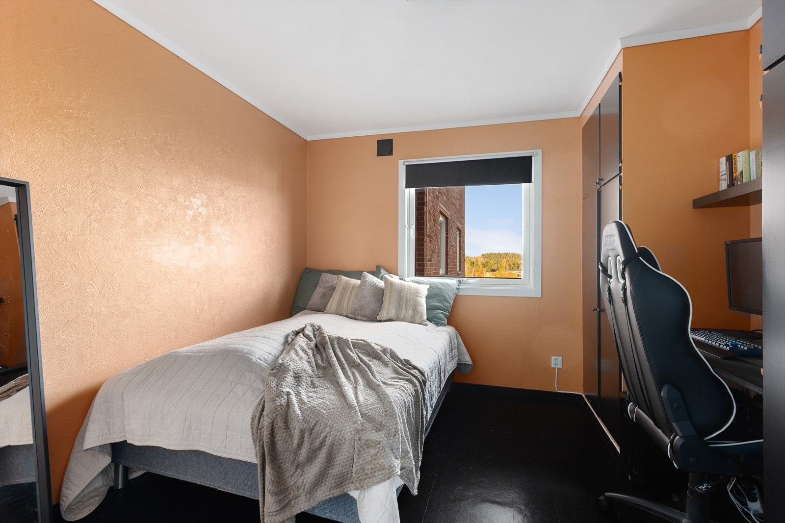 Soverom med plass til dobbeltseng og annet oppbevaringsmøblement etter ønske. Her er det også garderobeskap til klesbeholdningen. Galleribilde