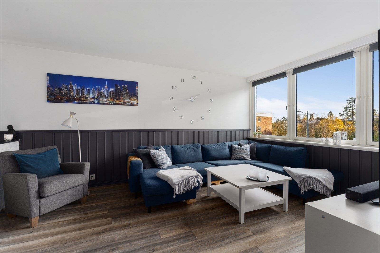 De store vindusflatene gir godt med lys og flott utsikt mot skog og friareal. Galleribilde