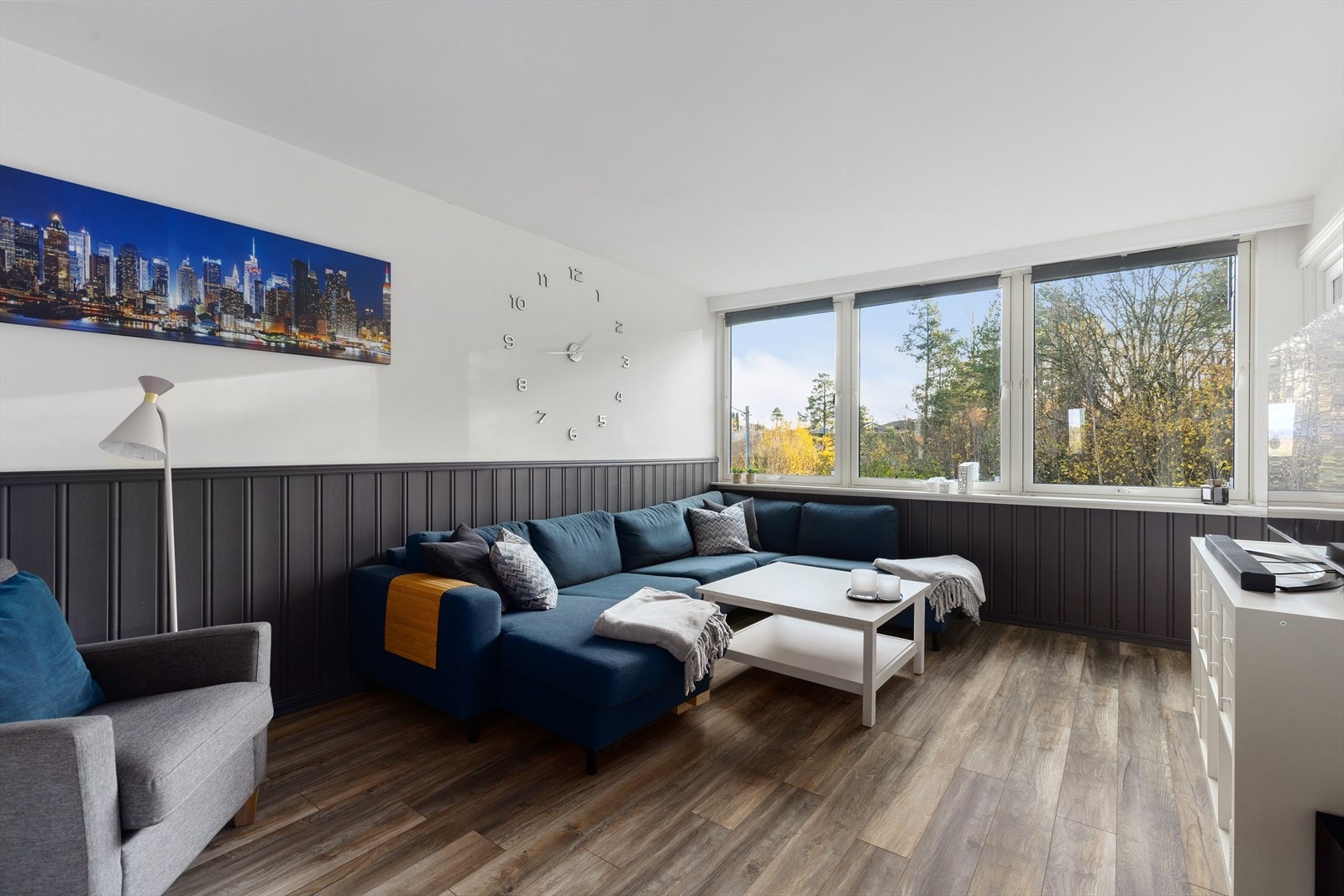 Romløsningen skaper fine, definerte soner for møblering, med god plass til både sofagruppe og spisestue. Galleribilde