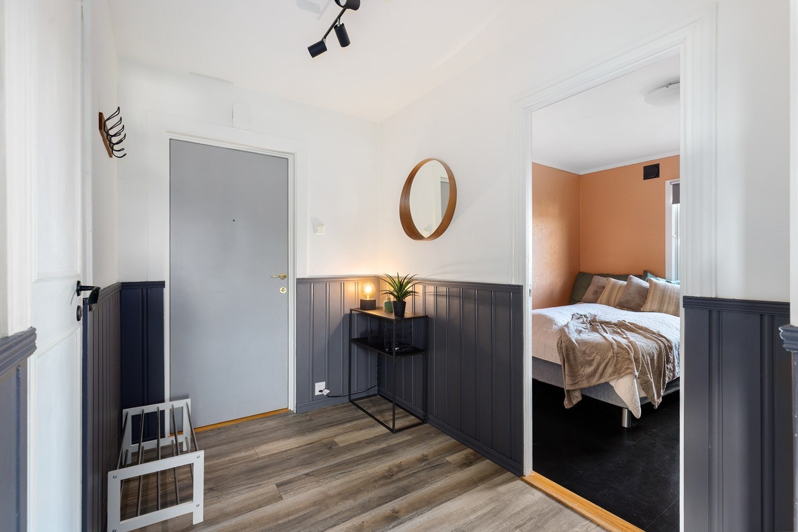 Pen og romslig entré med plass til oppheng av jakker, samt fin plass til oppbevaringsmøblement for sko. Fra entré er det videre adkomst til stue og bad, samt ett av leilighetens to soverom. Galleribilde