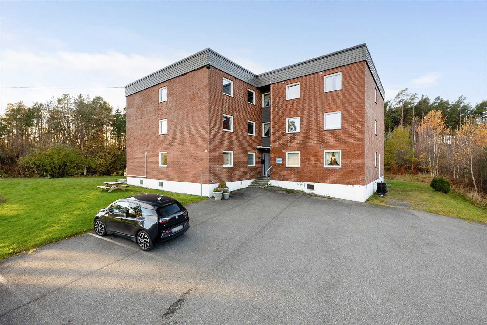 Barlindvegen 21 har en fin beliggenhet, i et godt etablert og populært boligområde på Heistad. Galleribilde