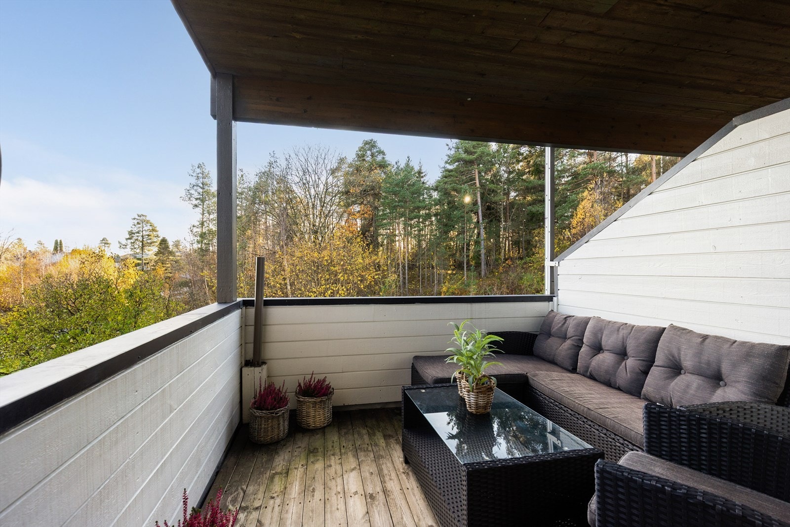 Deilig, usjenert balkong mot vest. Balkongen er romslig og overbygget, med flott utsikt over nærområdet! Fin plass til utemøblement. Galleribilde