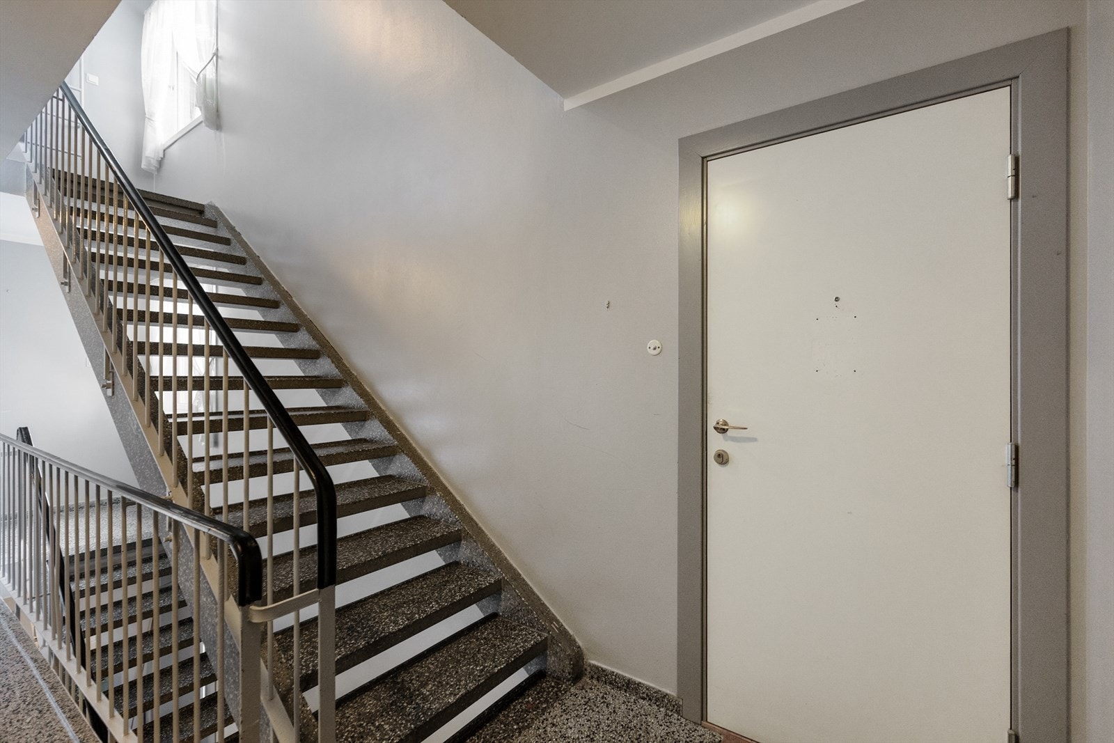 Leiligheten har inngangsparti i felles gang. Galleribilde