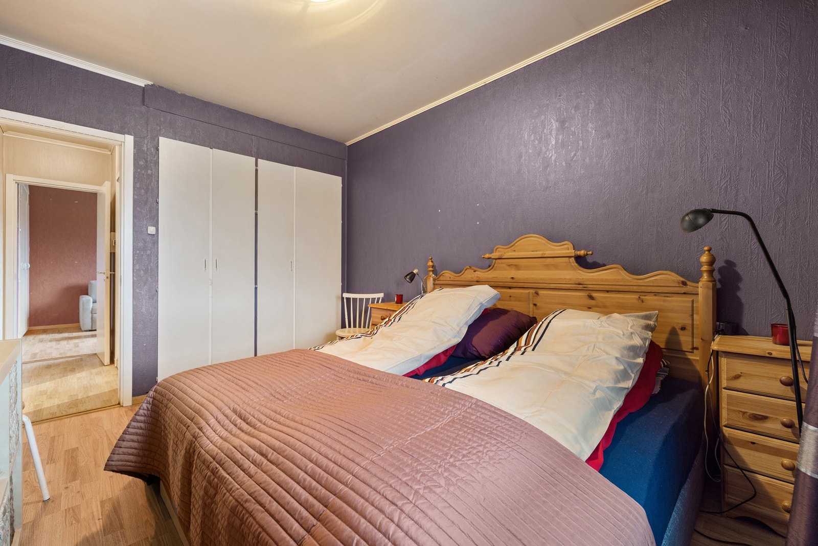 Det er plassbygget garderobeskap til klær etc. Galleribilde