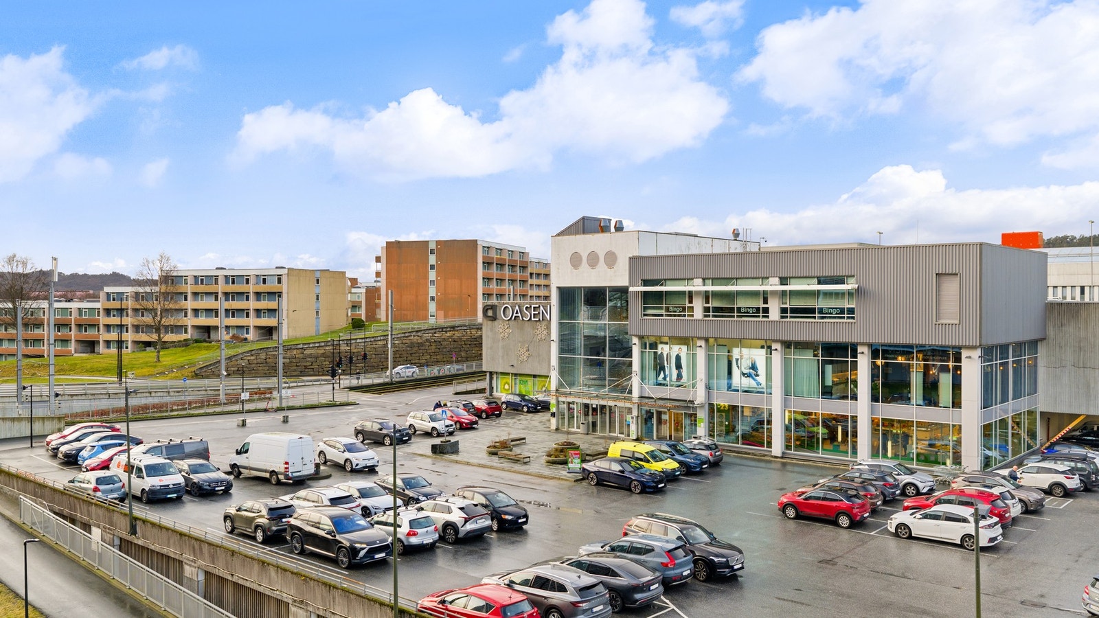 Oasen Storsenter består av flerfoldige butikker, Vinmonopol, bibliotek, kaféer, Kniksen Sportsbar og en rekke servicetilbud. Galleribilde