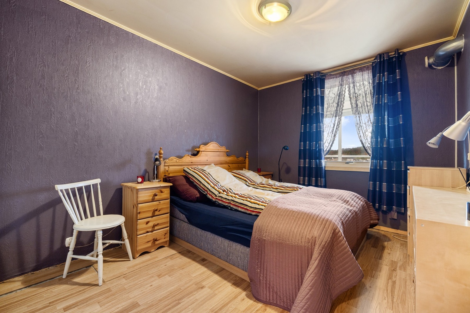 Det er to soverom. Bildet viser hovedsoverommet, som har god størrelse. Galleribilde