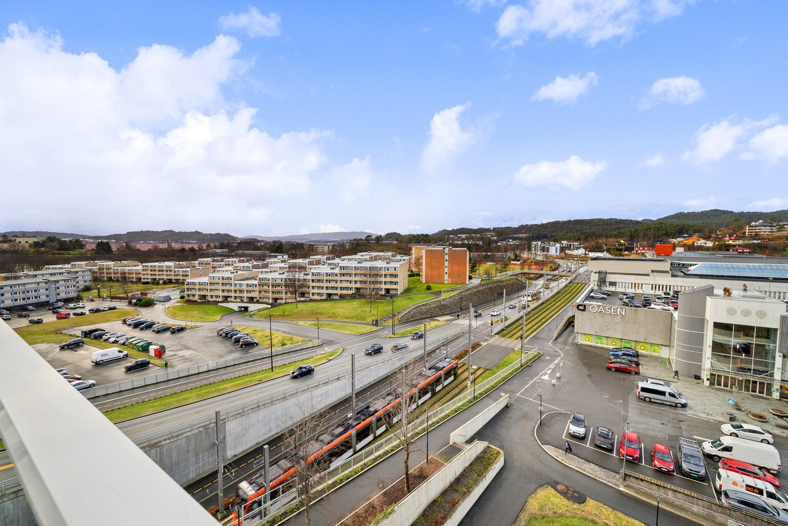 Fra boligen er det kort gåavstand til Bybanen og Oasen Storsenter. Galleribilde