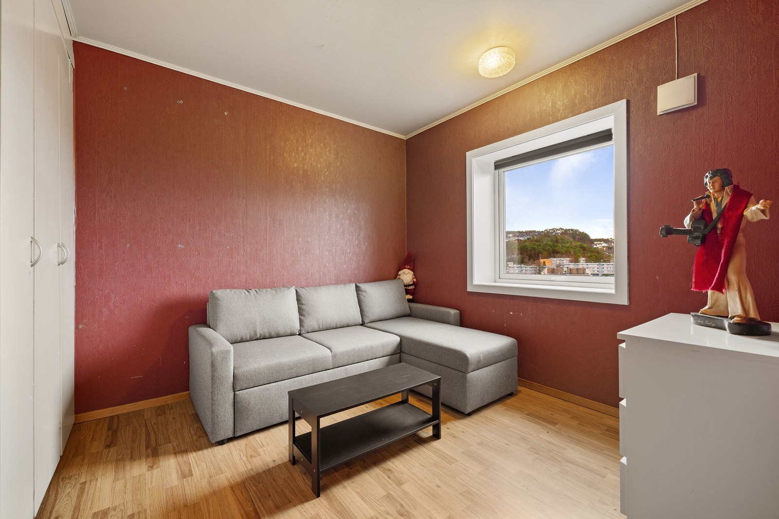 Bildet av det andre soverommet. Det er laminat på gulvet og malte overflater samt plassbygget garderobeskap. Galleribilde